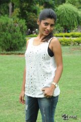 Gayatri at Bandhook Movie Platinum Disc Function